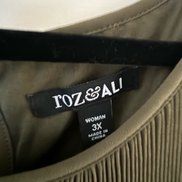 Pleated Top Roz & Ali - Picture 3 of 3